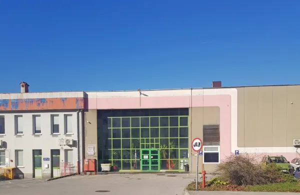 Po nekaterih informacijah naj bi proizvodnjo iz Senožeč preselili v 
Kikindo ali Gradačac,  stavbo  pa prodali.