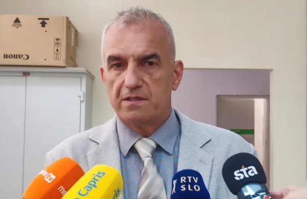 Gregor Strmčnik, ankaranski župan, na vsak način išče možnost, 
da bi predsednik nadzornega odbora postal njegov kandidat. 