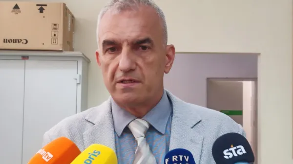 Gregor Strmčnik, ankaranski župan, na vsak način išče možnost, 
da bi predsednik nadzornega odbora postal njegov kandidat. 