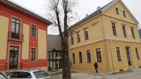 Prenovljeno, več desetletij prej samevajočo stavbo najstarejšega 
dela zdravstvenega doma, so slovesno odprli v torek.