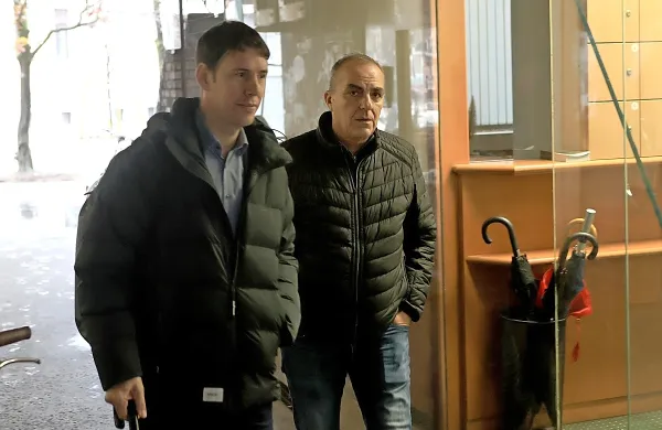 Dean Jurič, dolgoletni vodja koprskih kriminalistov,  in njegov 
odvetnik Uroš Leben (levo) pred Delovnim in socialnim sodiščem 
v Ljubljani.