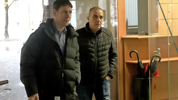 Dean Jurič, dolgoletni vodja koprskih kriminalistov,  in njegov 
odvetnik Uroš Leben (levo) pred Delovnim in socialnim sodiščem 
v Ljubljani.