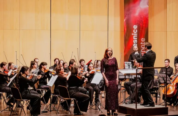   Sopranistka Talita Sofija Komelj je zapela Puccinijevo arijo Quando men'vo