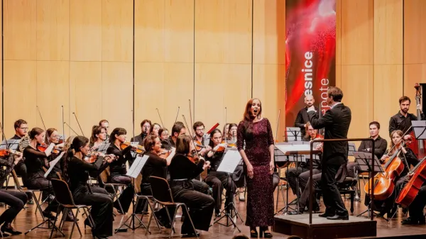   Sopranistka Talita Sofija Komelj je zapela Puccinijevo arijo Quando men'vo