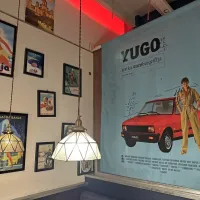  Zidove Yugo Grilla krasijo reprodukcije legendarnih jugoslovanskih blagovnih znamk, plakatov in oglasov.    