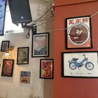 Tomosov motor in Bata Živojinović, zvezda filma Walter brani 
Sarajevo,   sta sestavni del “pohištva” kultnega šanghajskega 
lokala.    