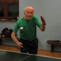 Boris Kosovel kljub visoki starosti še natančno udarja po žogici.