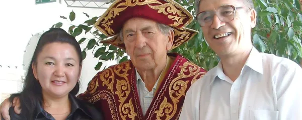 Leon Bernetič v častnem kazaškem oblačilu (v sredini) s prijateljema Marzijo Žaksigirano in Anvarjem Otegenom Tanom.