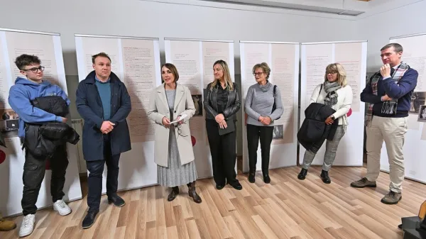 Razstavo o Kseniji Vidali, ki so jo pripeljali tudi v domači kraj 
operne pevke, sta pod okriljem Pokrajinskega muzeja Koper 
sokurirali Tina Novak Pucer  in Tanja Jakomin Kocjančič (na 
fotografiji tretja in četrta z leve).  