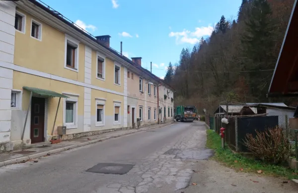 Cegovnica, z rudniškimi stolpiči iz 19. stoletja, je vpeta med 
deponijo odpadkov in betonarno in nevzdržna za življenje. Pri tem 
bo ostalo še dolgo.