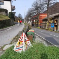 Tomšičeva ulica brez pločnikov, varovalnih ograj in ob mraku brez 
osvetlitve je med tistimi v Idriji, ki so smrtno nevarne.