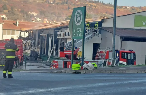 Požar je  uničil  tudi  hladilnice,  v  katerih  je  bilo meso  pa  tudi  vsa  
druga  živila. 