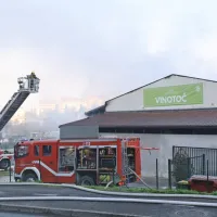 Ogenj je ponoči uničil trgovino Agrarie v Luciji
