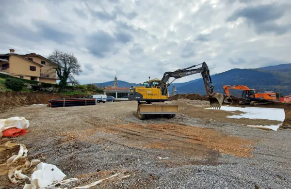 Ob OŠ Branik so se začela pripravljalna dela za novo športno igrišče.