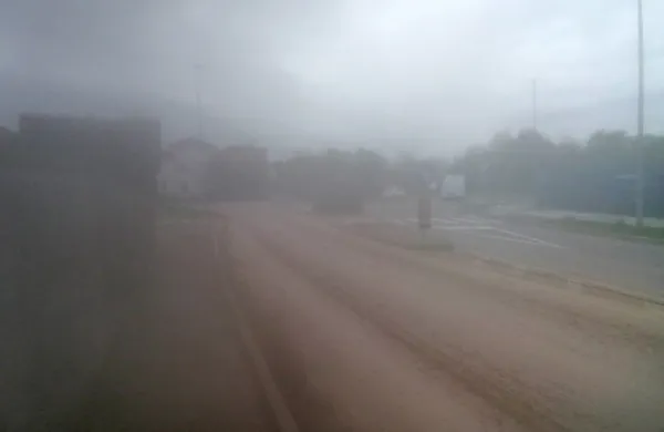 Oblak prahu nad Prvomajsko ulico, ki so ga posneli stanovalci. 