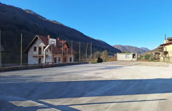 Ko so staro šolo porušili, so hitro očistili igrišče, ki potrebuje širitev in obnovo po zgledu mnogih v Posočju.   

