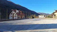 Ko so staro šolo porušili, so hitro očistili igrišče, ki potrebuje širitev in obnovo po zgledu mnogih v Posočju.   

