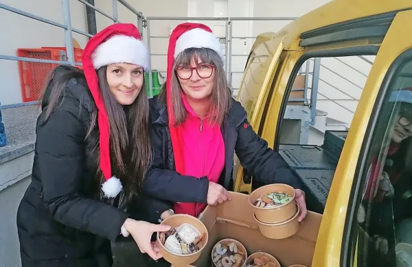 V lanski dobrodelni akciji so pripravili in razdelili približno 500  
paketov prazničnega peciva.