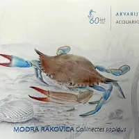 Za motiv jubilejne razglednice in znamke so v akvariju izbrali tujerodno modro rakovico, ki se hitro širi in 
premaguje velike razdalje. Ilustracijo je ustvarila Manja Tišler, diplomantka   Univerze na Primorskem.       