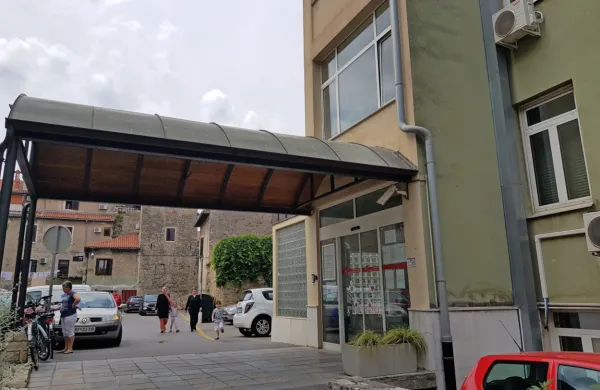 Čeprav ima koprski ZD ob stavbi v centru mesta in ZD na Bonifiki ambulante razpršene še na širšem območju 
Kopra in tudi v več večjih krajih na  podeželju, je prostorska stiska vse hujša in ne dopušča več niti  ureditev 
novih dodatnih ambulant. Zato naj bi v kratkem  stekla gradnja novega ZD v Urbanem središču Barka. 