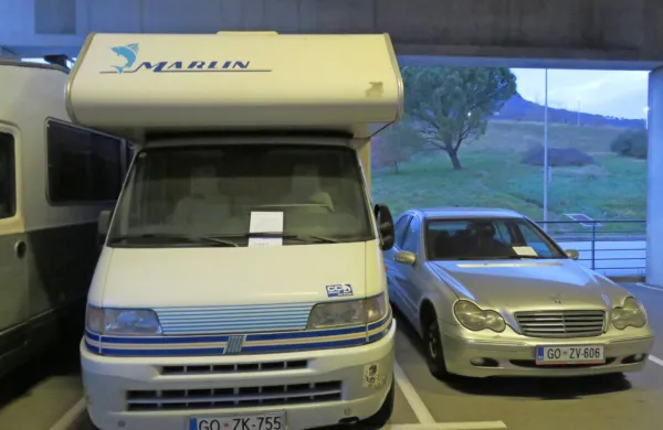 Takole so bili z opozorili včeraj opremljeni avtodomi in avtomobili, 
ki so jih lastniki za več tednov ali mesecev brezplačno 'skladiščili' 
v garaži Mercator  centra. 