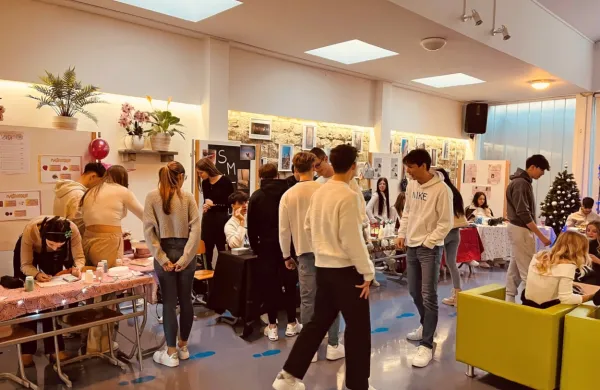 Na praznični novoletni tržnici se je predstavilo 17 dijaških in učnih 
podjetij.