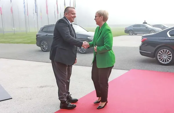 Joc Pečečnik, ki bi predsednici države Nataši Pirc Musar zgradil 
rezidenco, se je medtem  odločil izstopiti še iz enega nepremičninskega projekta.