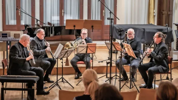 Pihalni kvintet Slowind velja za enega najbolj aktivnih izvajalcev 
sodobnih del.