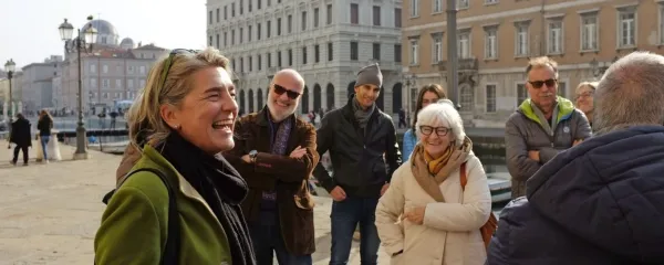 Francesca Pitacco (prva z leve) po poteh Zavezniške vojaške 
uprave v Trstu