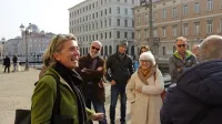 Francesca Pitacco (prva z leve) po poteh Zavezniške vojaške 
uprave v Trstu