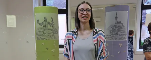 Petra Marinko Rus riše papirce in vrhunsko kleklja. Za znamenito 
čipko pr'farskih legend je sklekljala del o Turku, ki ga skupaj s 
konjem odnaša Idrijca.