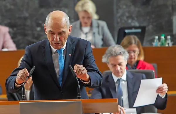 Janez Janša bo šel na volitve po četrti mandat za sestavo vlade, 
Robert Golob pa po drugega.