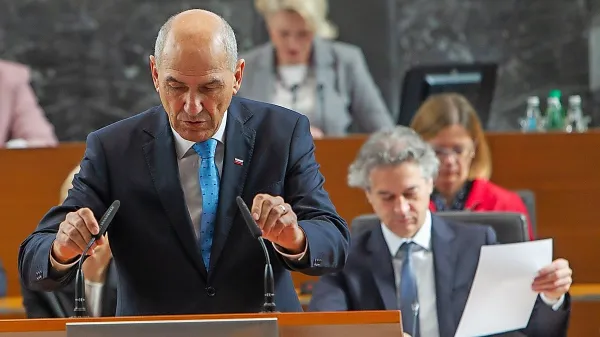 Janez Janša bo šel na volitve po četrti mandat za sestavo vlade, 
Robert Golob pa po drugega.