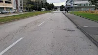 Nespodobno cestišče in neurejen pločnik na robu mesta