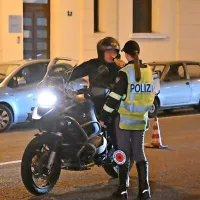 Na  tržaški policiji napovedujejo, da bodo  že  v teh  dneh preverjali  učinkovitost  strožjega  prometnega  
zakonika. 