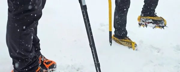  Derezice oziroma verige ( so dober pripomoček na položnem 
terenu, na gozdnih cestah, planinah, da ne pademo na poledeneli 
podlagi. V visokogorje pa sodijo dereze.  




