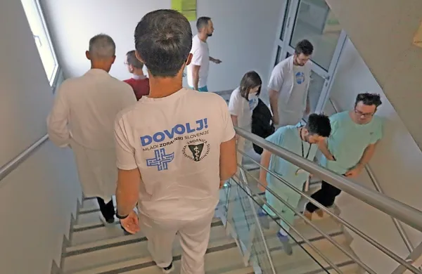 Ministrstvo za zdravje želi omejiti popoldansko delo zdravnikov iz javnih bolnišnic v samoplačniških zasebnih ambulantah. 