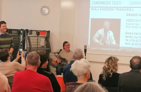 Kulturni program je s pesmijo v esperantu obogatil tudi Drago Mislej - Mef, ki je navdušil navzoče, sploh pa 
učitelja esperanta Petra Grbca (levo). 