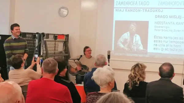 Kulturni program je s pesmijo v esperantu obogatil tudi Drago Mislej - Mef, ki je navdušil navzoče, sploh pa 
učitelja esperanta Petra Grbca (levo). 