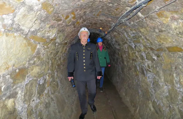 Jože Pavšič je edini, ki po turističnem rudniku vodi že vseh 30 let. 
Ob njem je v filmu 30 let naših spominov spregovorilo še 30 
nekdanjih in sedanjih vodičev po Antonijevem rovu.