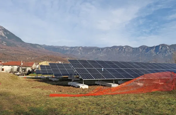 Dars je sončno elektrarno z močjo 105 kWp postavil ob hiše  v vasi Cesta.