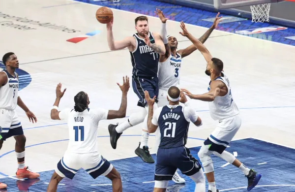 Luka Dončić med “čaranjem z žogo” v zadnji končnici prvenstva 
proti vročemu rivalu iz Minnesote, ki bo v Dallasu gostoval za 
božič.