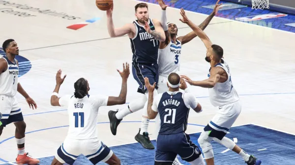 Luka Dončić med “čaranjem z žogo” v zadnji končnici prvenstva 
proti vročemu rivalu iz Minnesote, ki bo v Dallasu gostoval za 
božič.