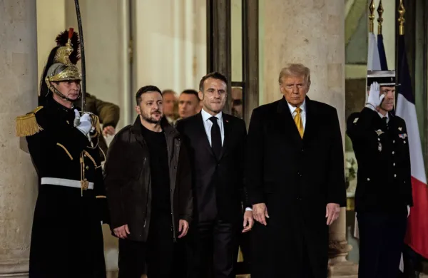 Ukrajinski predsednik Volodomir Zelenski (levo) je v Parizu od francoskega kolega Emmanuela Macrona in novega 
ameriškega predsednika Donalda Trumpa (desno) iskal predvsem trdno garancijo Zahoda za trajen mir. 

