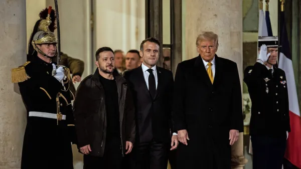 Ukrajinski predsednik Volodomir Zelenski (levo) je v Parizu od francoskega kolega Emmanuela Macrona in novega 
ameriškega predsednika Donalda Trumpa (desno) iskal predvsem trdno garancijo Zahoda za trajen mir. 

