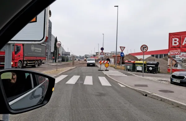 Obnavljajo uničeni del Ankaranske ceste