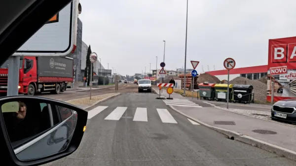 Obnavljajo uničeni del Ankaranske ceste