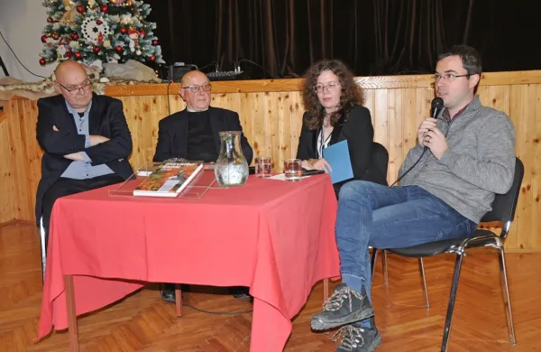 Na fotografiji so (z leve) dr.   Renato Podbersič, msgr. Renato 
Podbersič,    Aneja Rože in Matic Batič.