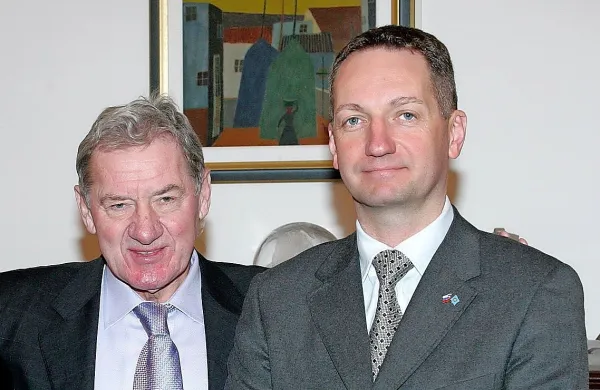 Zavezništvo med  Milanom Mandarićem  in  Borisom  Popovičem  je  
že  zdavnaj  razpadlo,  sodnim  bitkam  pa še  ni  videti  konca.