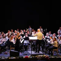 Božično-novoletni koncert je že odigral  tudi Pihalni orkester  Piran, 
s katerim je kot gostja zapela Aleksandra Čermelj.  